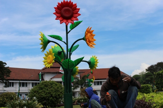 Warna-warni bunga plastik kian sesaki Alun-alun Tugu Malang