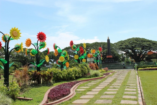 Warna-warni bunga plastik kian sesaki Alun-alun Tugu Malang