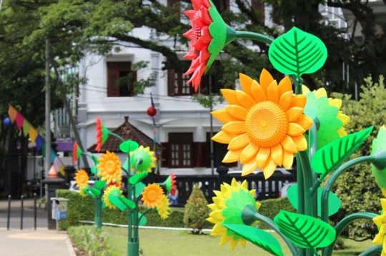 Warna-warni bunga plastik kian sesaki Alun-alun Tugu Malang