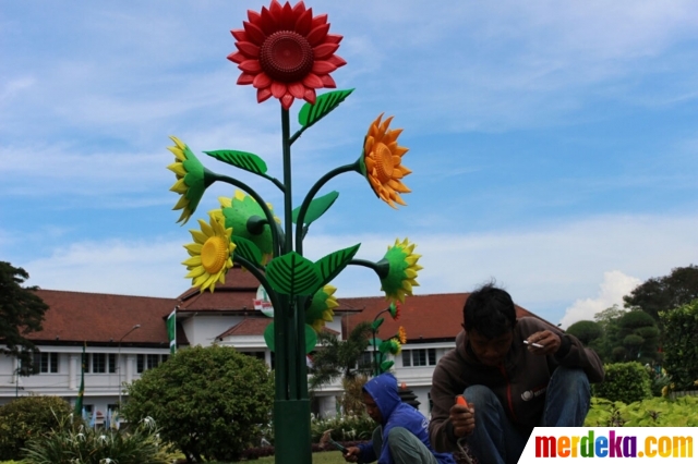 Foto Warna warni bunga plastik kian sesaki Alun alun 