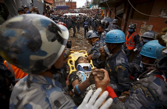 5 Hari tertimbun reruntuhan Gempa Nepal, bocah ini masih hidup
