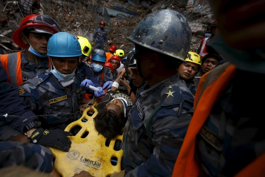 5 Hari tertimbun reruntuhan Gempa Nepal, bocah ini masih hidup