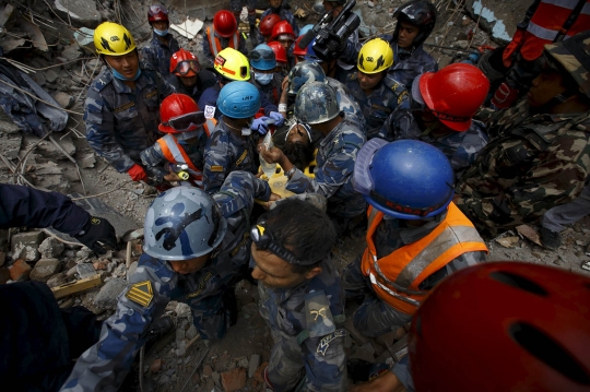 5 Hari tertimbun reruntuhan Gempa Nepal, bocah ini masih hidup