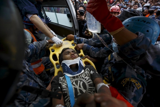 5 Hari tertimbun reruntuhan Gempa Nepal, bocah ini masih hidup
