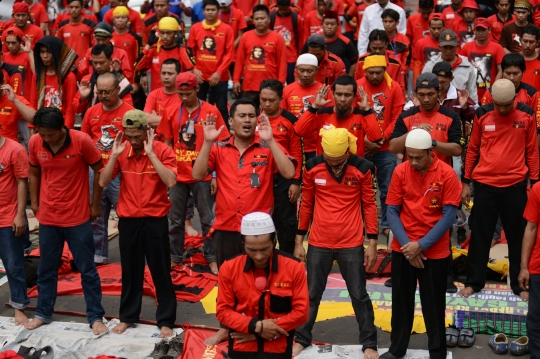 Ratusan buruh gelar salat Jumat di Bundaran HI