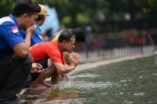 Ratusan buruh gelar salat Jumat di Bundaran HI