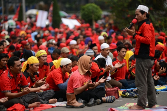 Ratusan buruh gelar salat Jumat di Bundaran HI