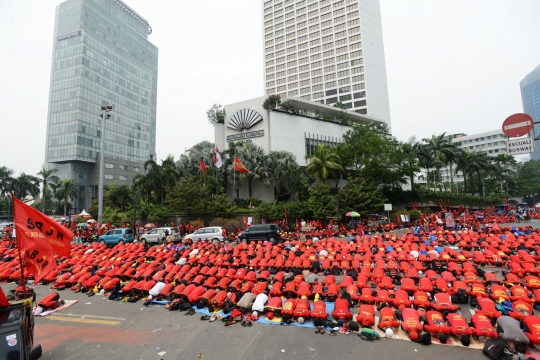 Ratusan buruh gelar salat Jumat di Bundaran HI