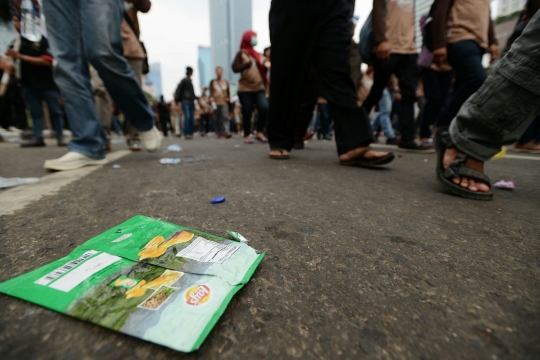 Sampah sisa makanan buruh kotori sepanjang jalan Bundaran HI