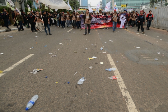 Sampah sisa makanan buruh kotori sepanjang jalan Bundaran HI