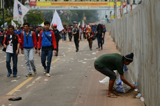 Sampah sisa makanan buruh kotori sepanjang jalan Bundaran HI