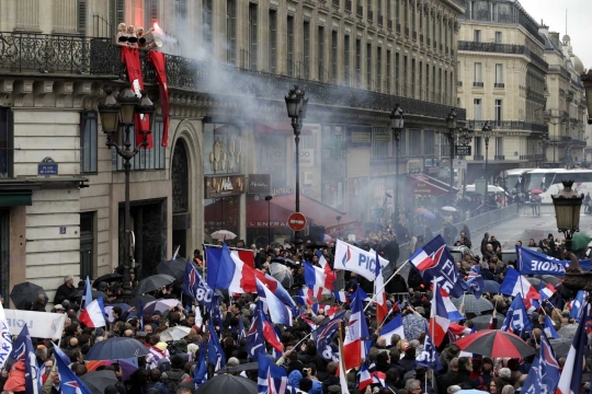 Aksi 3 wanita setengah bugil bikin heboh May Day di Paris