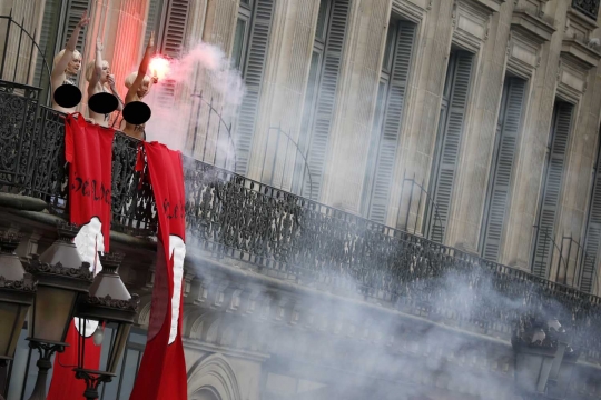 Aksi 3 wanita setengah bugil bikin heboh May Day di Paris