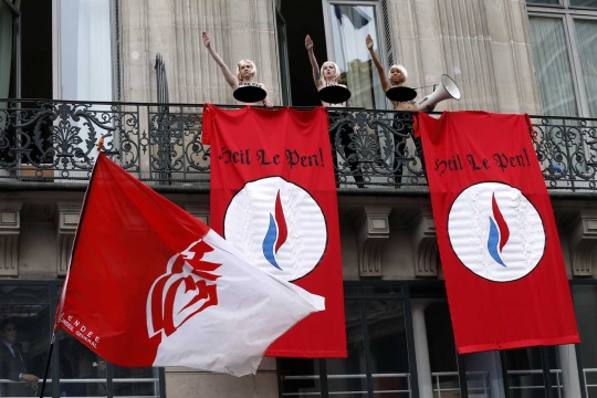 Aksi 3 wanita setengah bugil bikin heboh May Day di Paris