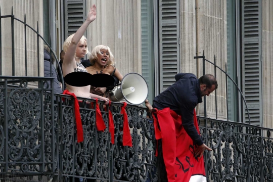 Aksi 3 wanita setengah bugil bikin heboh May Day di Paris