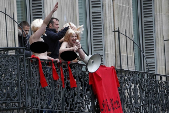 Aksi 3 wanita setengah bugil bikin heboh May Day di Paris