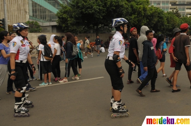 Foto Aksi Polwan  pakai sepatu  roda saat patroli di area 