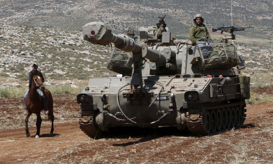 Kelakuan tentara Israel latihan perang di lahan pertanian Palestina