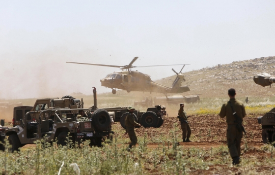 Kelakuan tentara Israel latihan perang di lahan pertanian Palestina