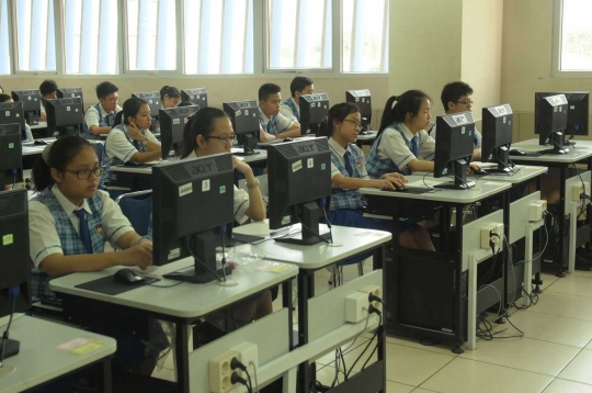 Hari pertama UN siswa SMP memakai komputer