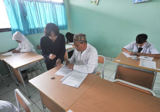 Semangat orang tua menyelesaikan UN program paket B setara SMP