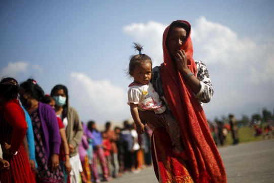 Perjuangan korban gempa Nepal antre berjam-jam demi makan dan minum