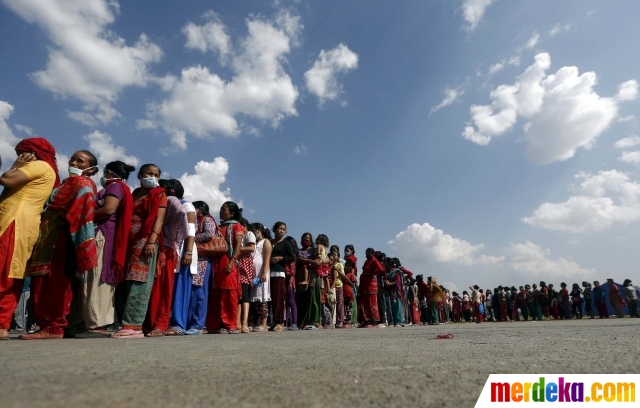 Foto : Perjuangan korban gempa Nepal antre berjam-jam demi 