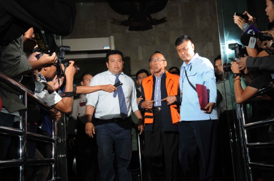 Berompi oranye, Jero Wacik resmi ditahan KPK