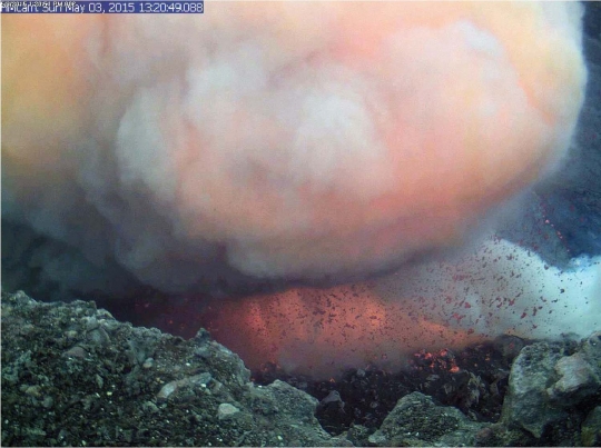Letusan dahsyat lava Gunung Kilauea gara-gara dinding kawah runtuh
