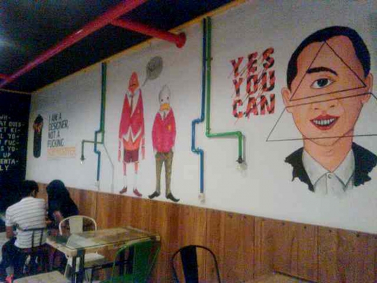 Mengintip kafe milik putra Jokowi yang dihias mural Illuminati