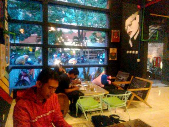 Mengintip kafe milik putra Jokowi yang dihias mural Illuminati