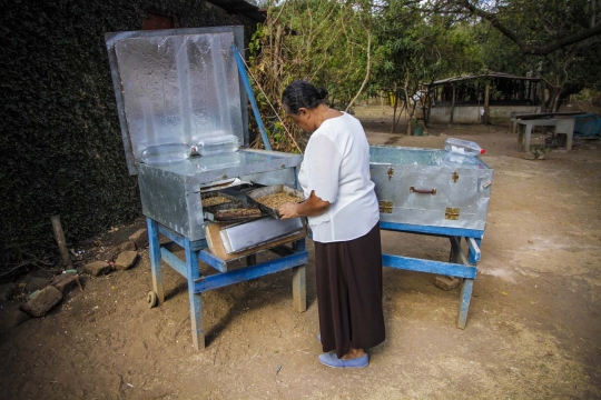 Inovatif, wanita Nikaragua masak pakai kompor tenaga surya