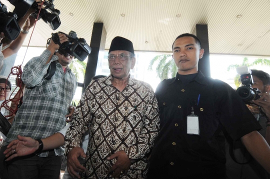 Sambangi Gedung KPK, Hasyim Muzadi tebar senyum ke awak media