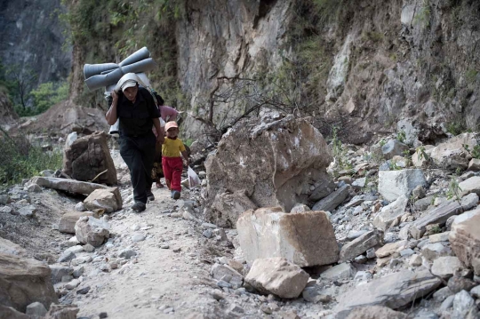 Perjalanan terjal warga pegunungan Nepal bertahan hidup usai gempa