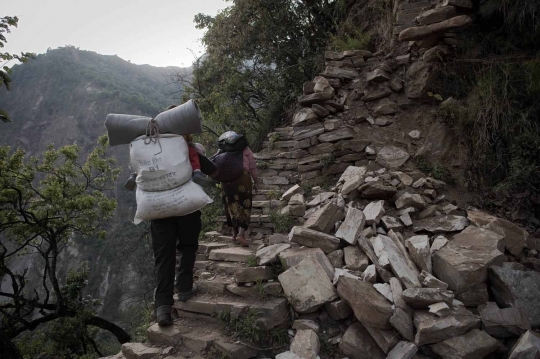 Perjalanan terjal warga pegunungan Nepal bertahan hidup usai gempa