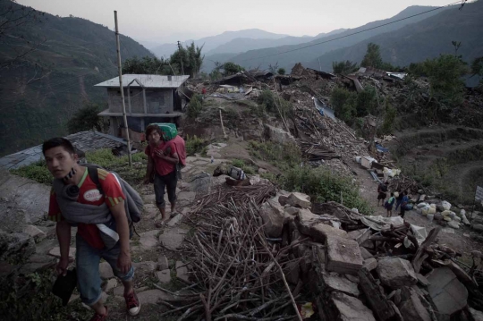 Perjalanan terjal warga pegunungan Nepal bertahan hidup usai gempa