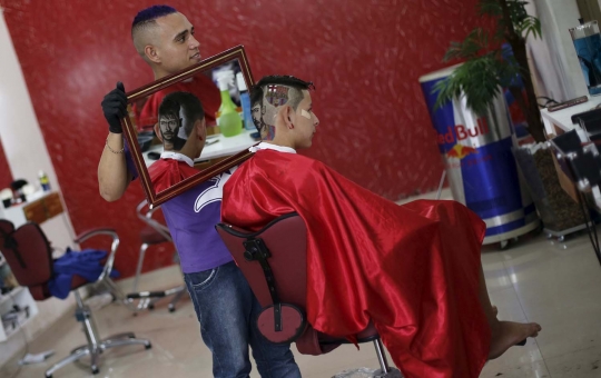Hebat, tukang cukur ini gambar wajah Neymar di kepala pelanggan