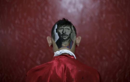 Hebat, tukang cukur ini gambar wajah Neymar di kepala pelanggan