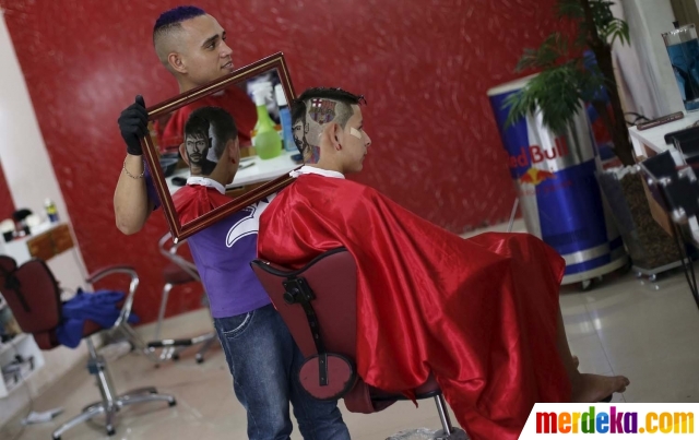 Foto Hebat tukang  cukur  ini gambar  wajah Neymar di 