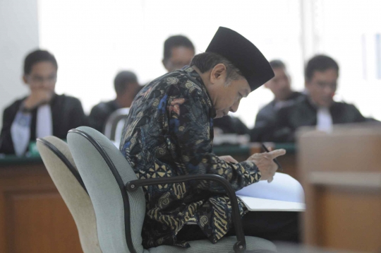 Sidang perdana Waryono Karno terkait kasus korupsi ESDM