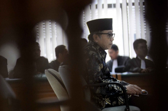 Sidang perdana Waryono Karno terkait kasus korupsi ESDM