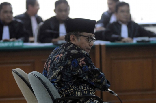 Sidang perdana Waryono Karno terkait kasus korupsi ESDM