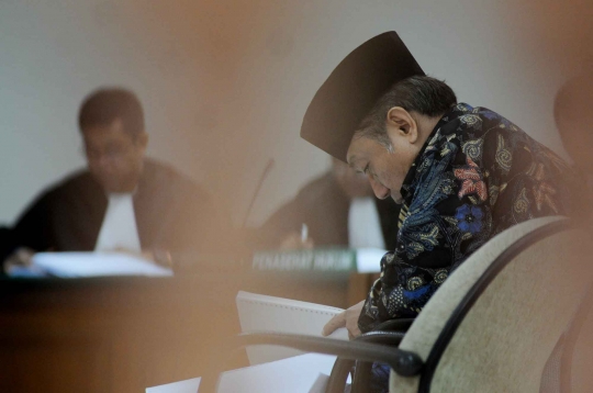 Sidang perdana Waryono Karno terkait kasus korupsi ESDM