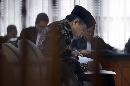 Sidang perdana Waryono Karno terkait kasus korupsi ESDM