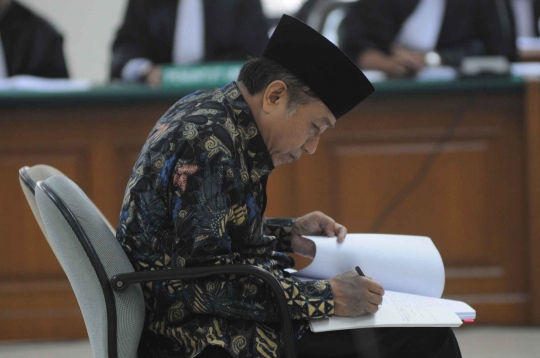 Sidang perdana Waryono Karno terkait kasus korupsi ESDM