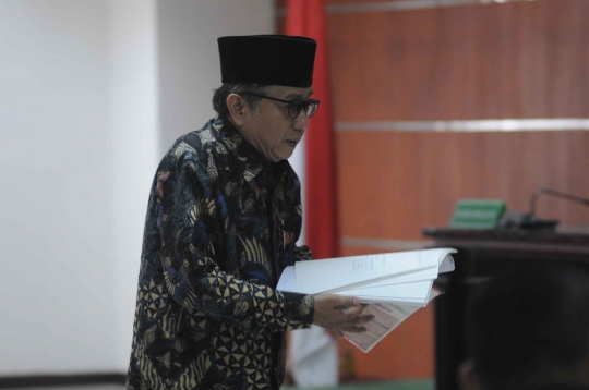 Sidang perdana Waryono Karno terkait kasus korupsi ESDM