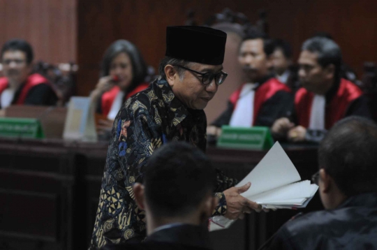 Sidang perdana Waryono Karno terkait kasus korupsi ESDM