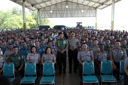 Kompaknya Panglima TNI dan Kapolri di depan anak buah