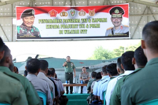 Kompaknya Panglima TNI dan Kapolri di depan anak buah