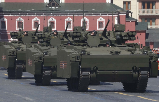 Aksi konvoi kendaraan tempur Rusia getarkan jalanan di Moskow